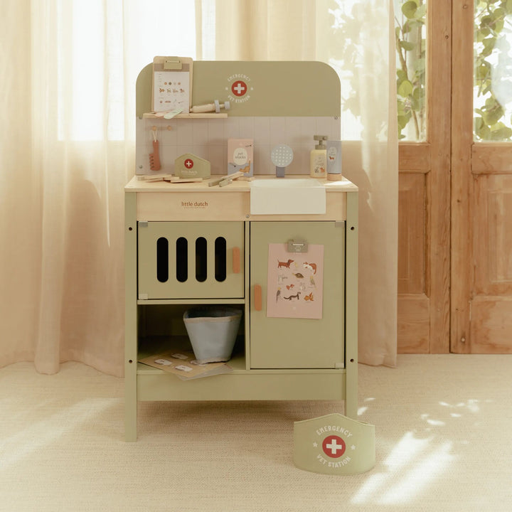 Little Dutch Wooden Veterinary Practice