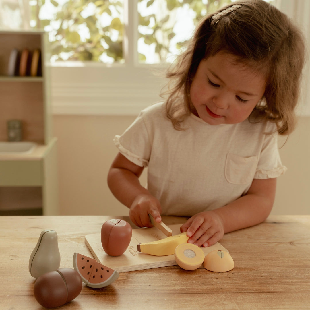 Little Dutch Cutting Fruit