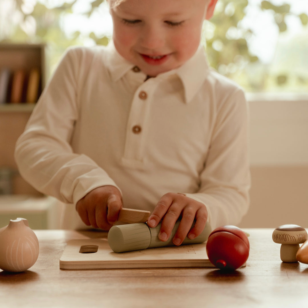 Little Dutch Cutting Vegetables