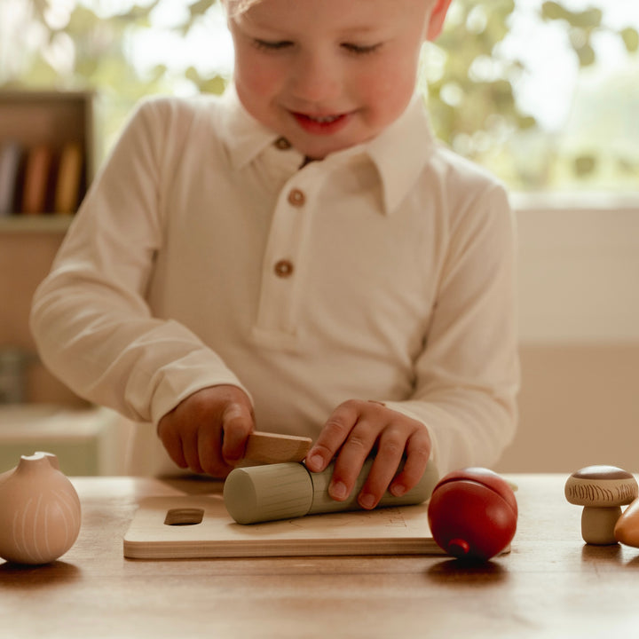 Little Dutch Cutting Vegetables