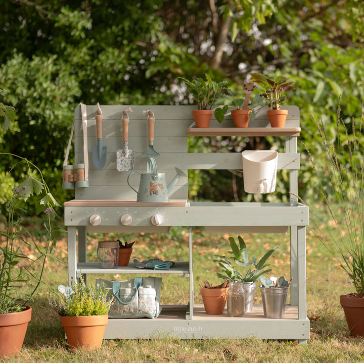 Wooden Outdoor Kitchen | Green