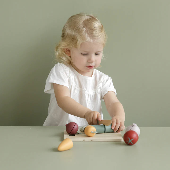 Little Dutch Cutting Vegetables